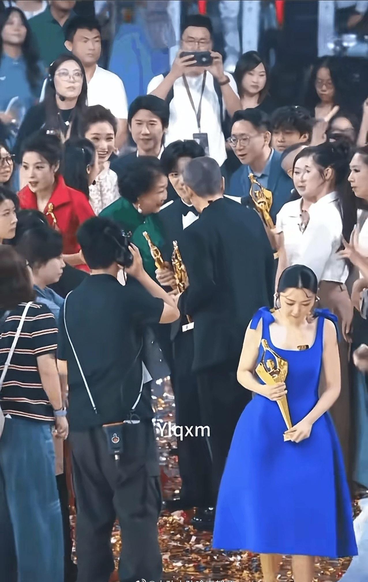 抖音上刷到了这个视频，忽然想起了那句“热闹人群的孤单”，然后去看了《破地狱》，电