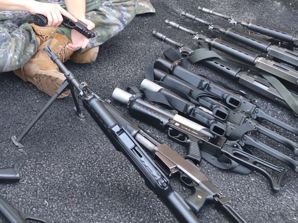 等换枪了近处2把WJ/FBQ08防暴枪身管怎么白的，不至于玩这么猛吧… ​​​