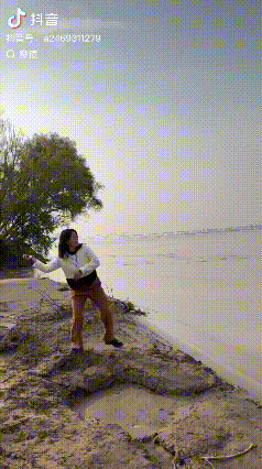 笑不活了！河南，一女子和朋友到黄河边玩，一时兴起，抓起一把泥土就往水里扔，结果，