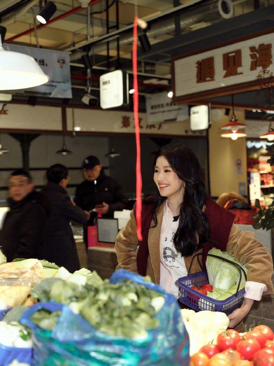 卢昱晓菜市场大片 菜市场烟火气里走出的灵动少女！噜噜晓这波出片太会了，鲜活又有生