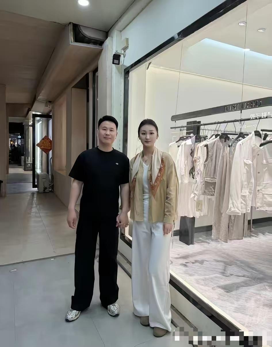 郭新朋今天发了和陈亚男的合照，其实小伟是真良配，可惜不懂珍惜。正真聪明的女人选择