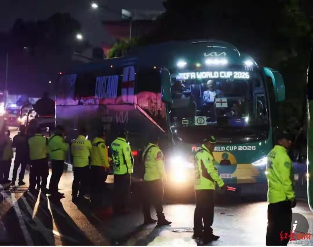 保密彻底翻车！英格兰下榻酒店地址泄露，墨西哥球迷组团奏乐！美加墨世界杯1/8决赛