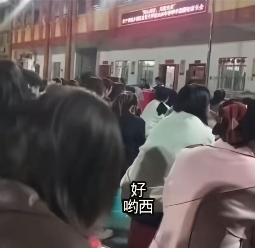 建议深查彻查“哟西“校长”，全国人民一个交代。
一个正常思维的中国人谁会把“呦西