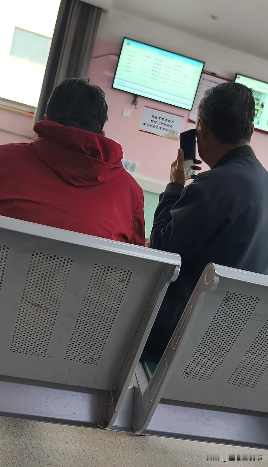 医院没，两位老人接女儿电话，说自己在小区遛弯！
两位老人手里攥着化验单，手里拿着