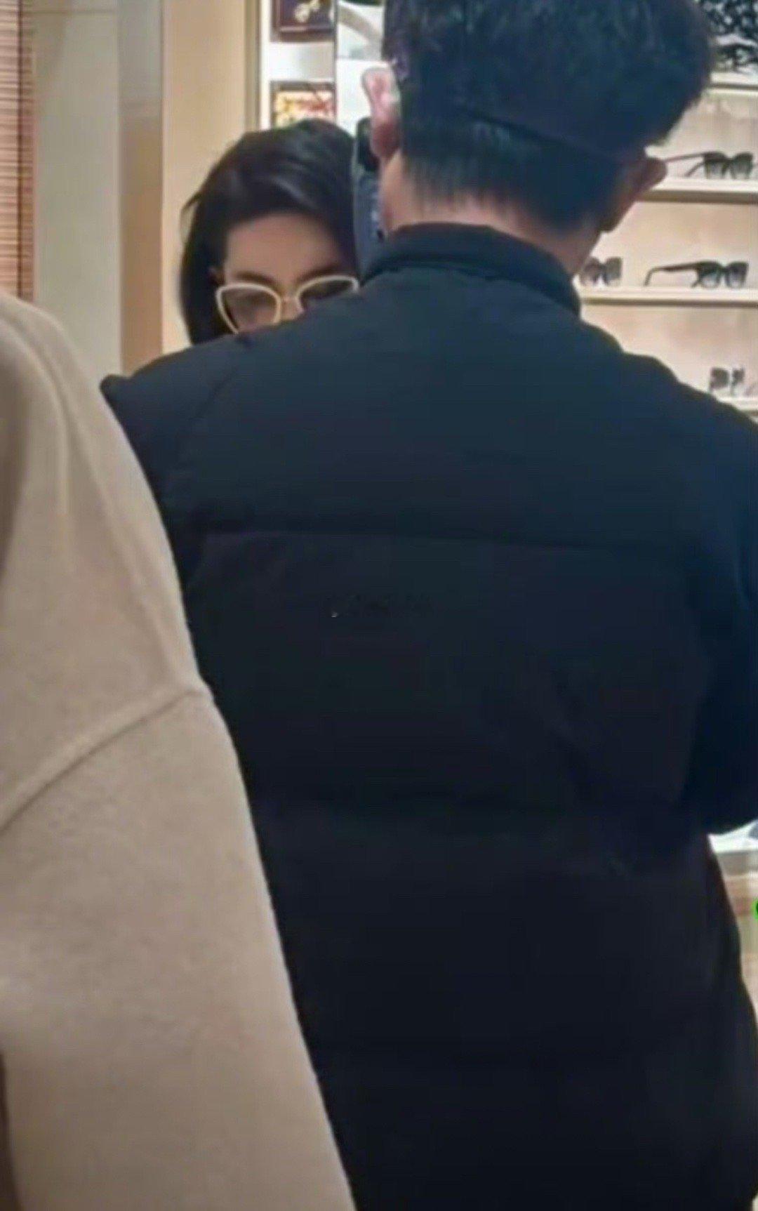 网友北京偶遇刘亦菲购物路人镜头下的刘亦菲，模糊的像素清晰的美，这状态如何？ 