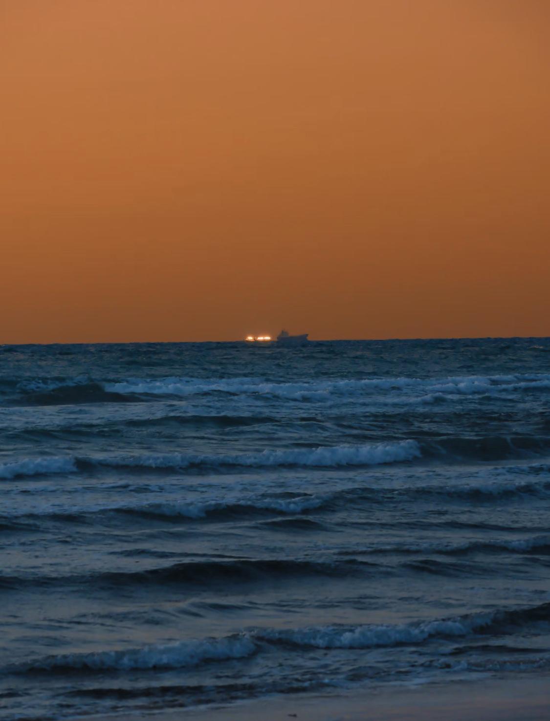 人一定要大量读书！

我发现长期读书的人都有一个共性：他们眼里有光。

这光是看