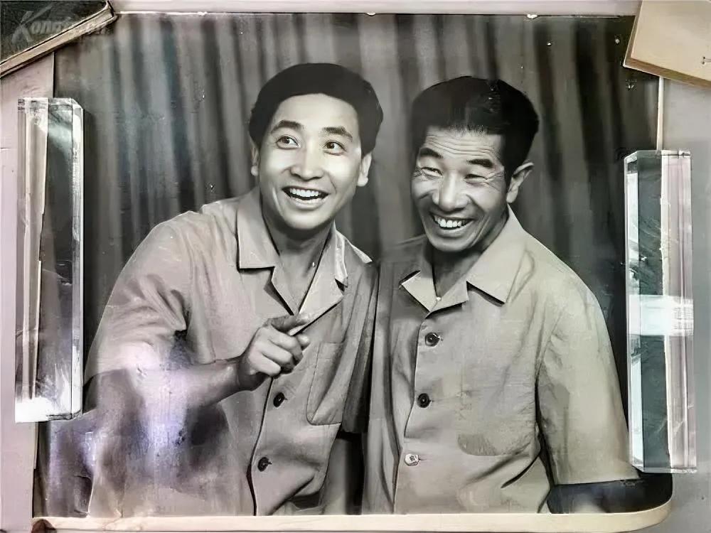 上世纪80年代初
李文华（右）与姜昆合作，表演相声《如此照相》。