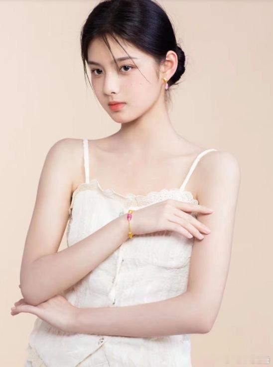 1.王仁君是杨幂大学的班长。2.艾米本人侧面特别特别像刘涛。3.徐峥要和张若昀合