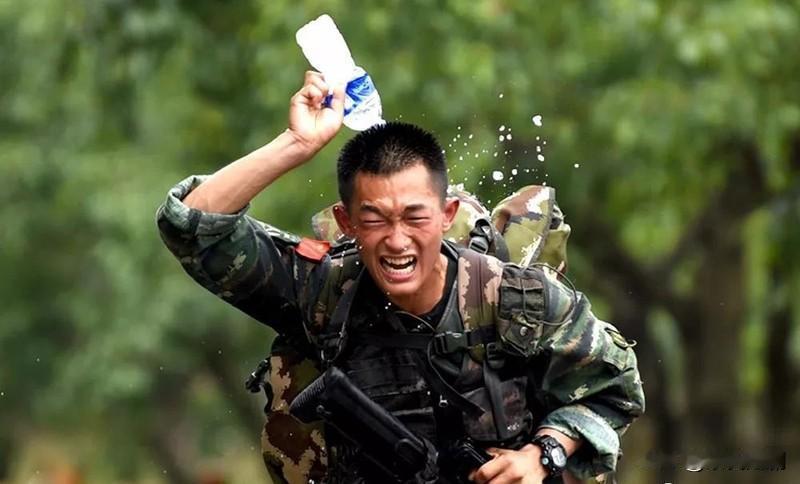 为何大家都敬重军人？原因其实很好理解。军人是国家的捍卫者，保家卫国是他们义不容辞