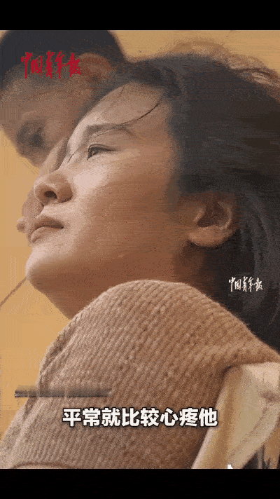 看哭了，女子带着自闲症儿子游玩，儿子一个人孤独的玩着，妈妈很是心疼儿子，妈妈说，