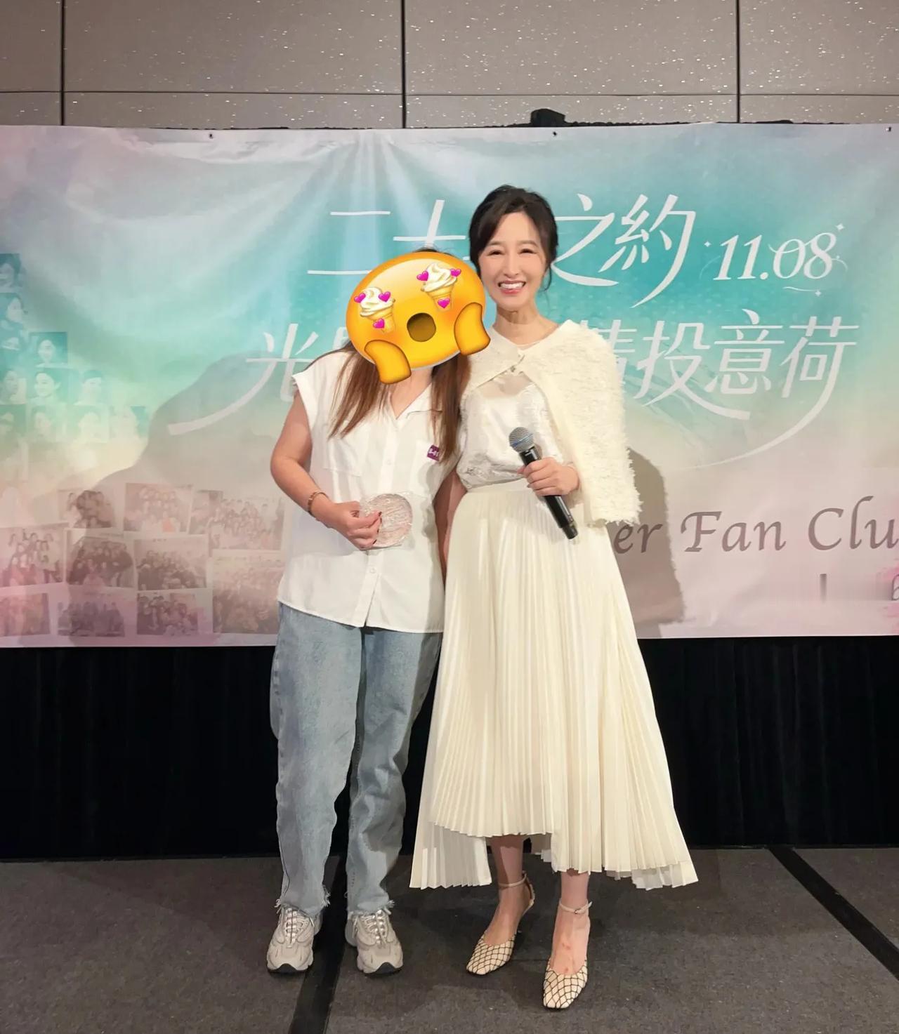 61岁关咏荷办粉丝见面会，穿白裙仙气飘飘，一点老人味都没有！
已经息影的关咏荷，