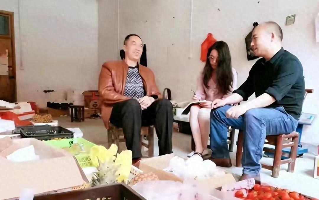钟伟少将的孙子在2015年为何被发现以摆摊卖水果为生，这背后的原因是什么？
19