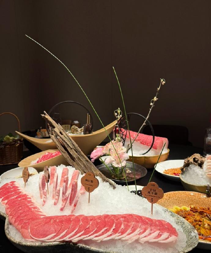 吃饭可不止是为了填饱肚子那么简单，它更像是一场华丽的视觉盛宴，也是情绪价值的快乐