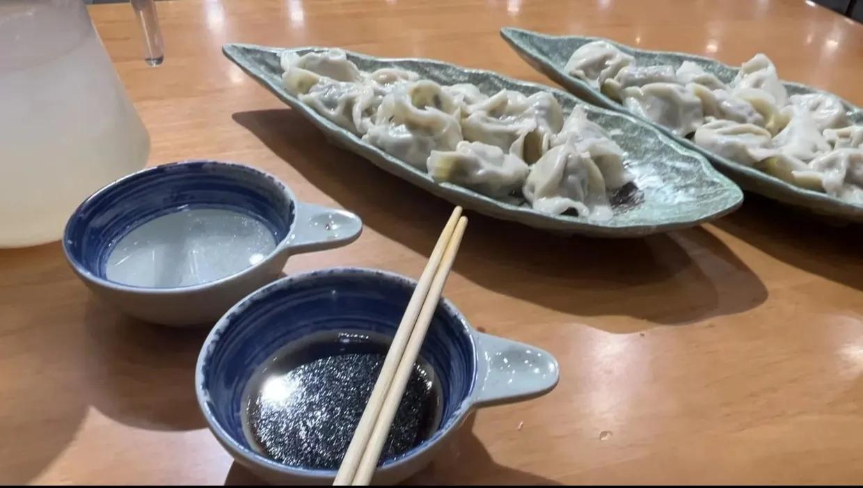 上周单位的食堂装修，我和同事常去楼下的饺子馆吃饭。接连几天，都看见一个70多岁的
