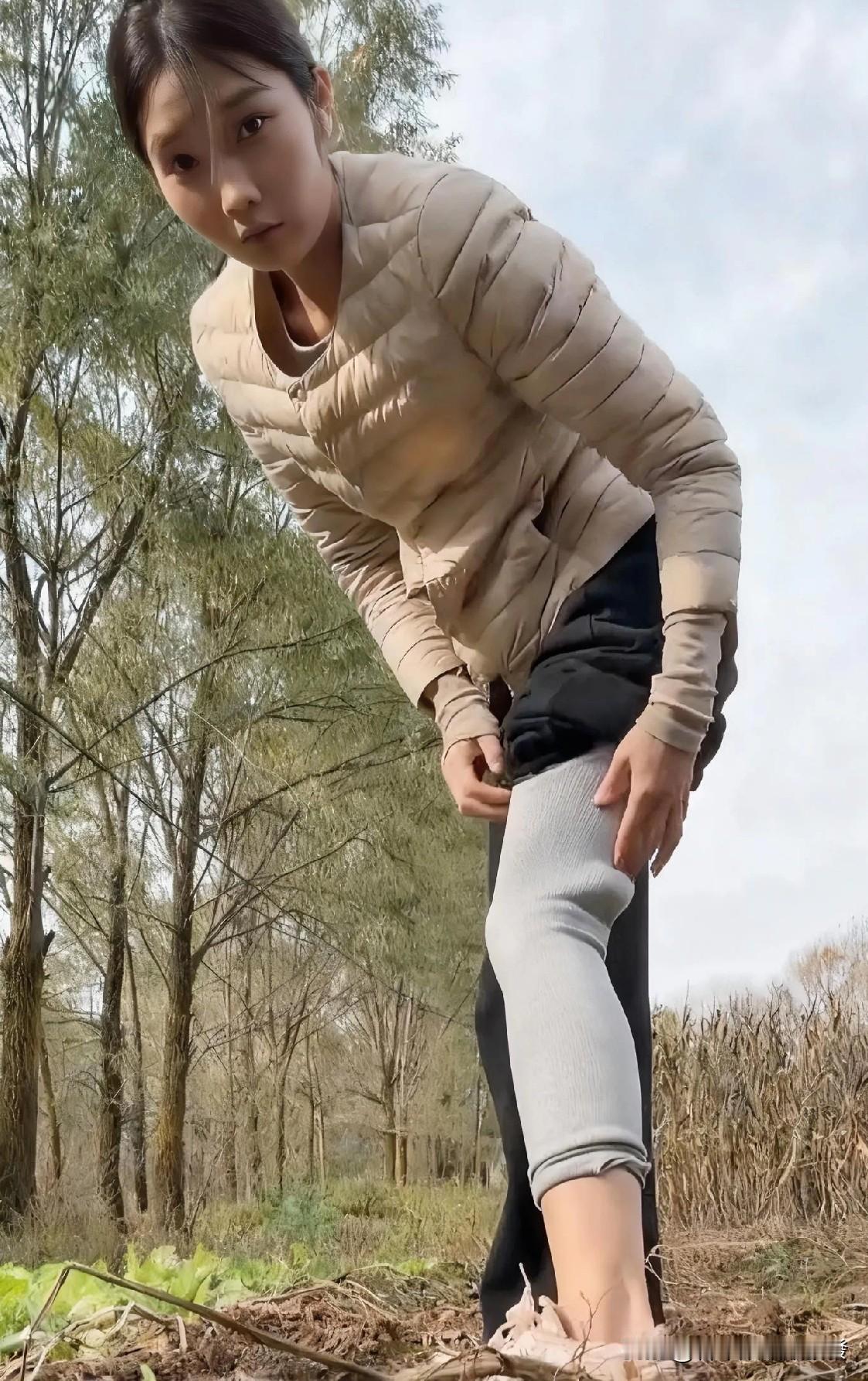 女子在地里挖洋芋时
总觉得有一条腿的大 腿后边不得劲
后来她把外边裤子挽上去一看