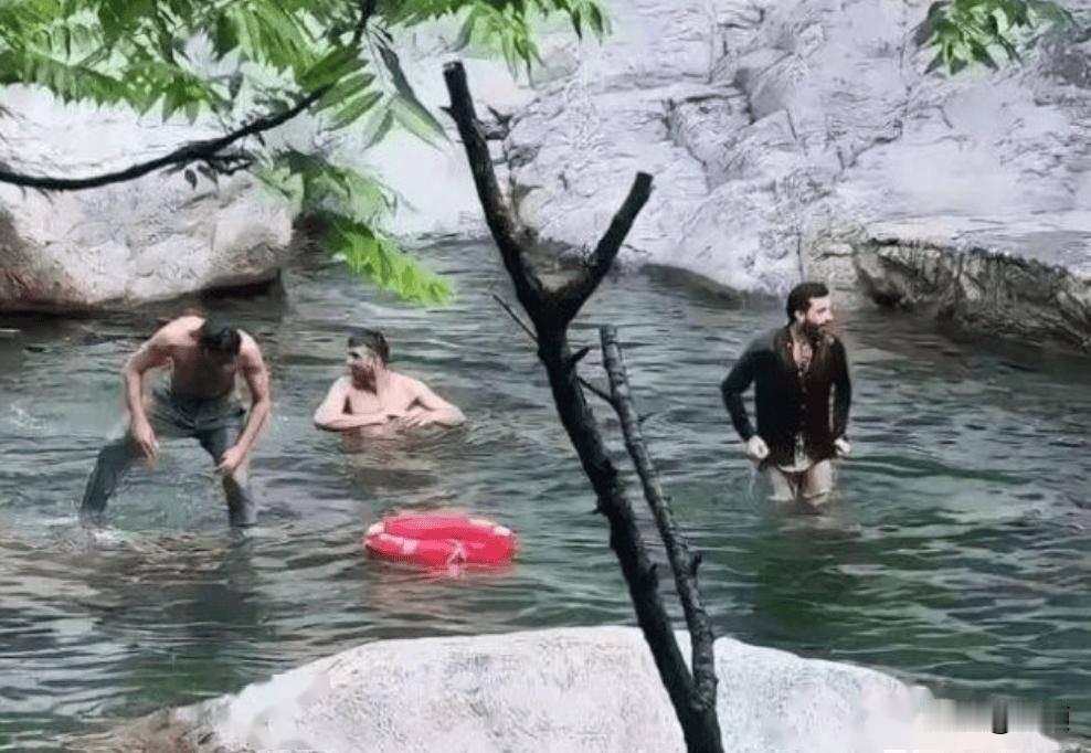 此前一段三名印度游客在庐山石门涧“爱池”用肥皂洗浴的视频引发全网热议。2025年