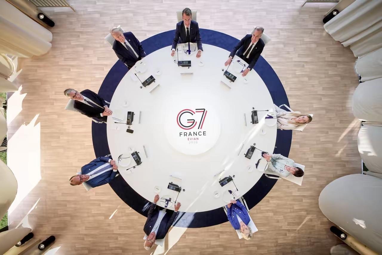 刚在法国开完G7峰会的英国首相斯塔默宣布辞职。看来斯塔默一直在酝酿辞职的事情。2