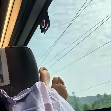 坐火车后边探出一双脚，这坐着一路真恶心人，遇到这种情况，大家是自己和后面人理论，