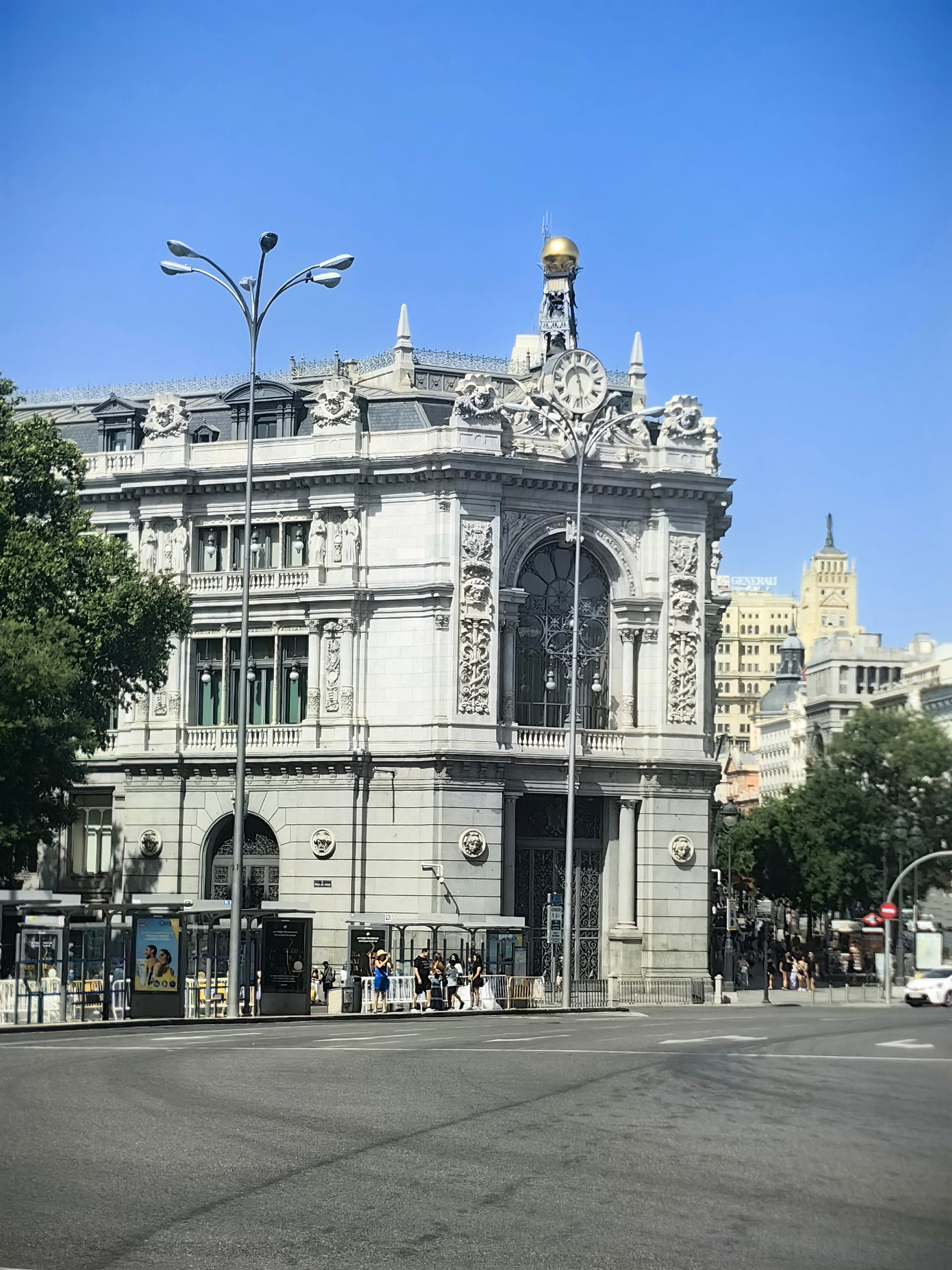 今天马德里气温24°C-38°C，上午9:50出门，午后4点回到民宿，路线：民宿
