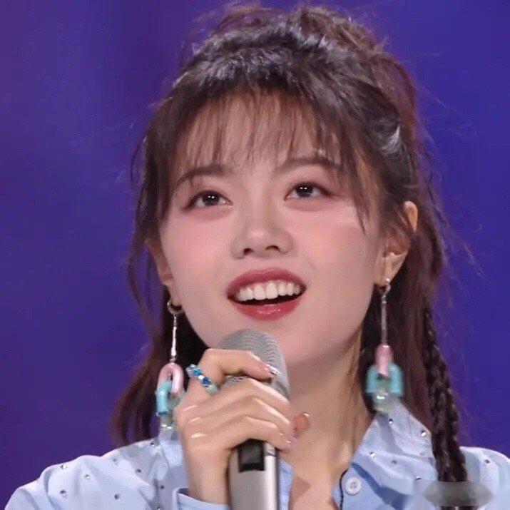 #赵今麦的妆是谁画的#今晚播出的《不设限毕业礼》，赵今麦和白宇帆合唱《forev