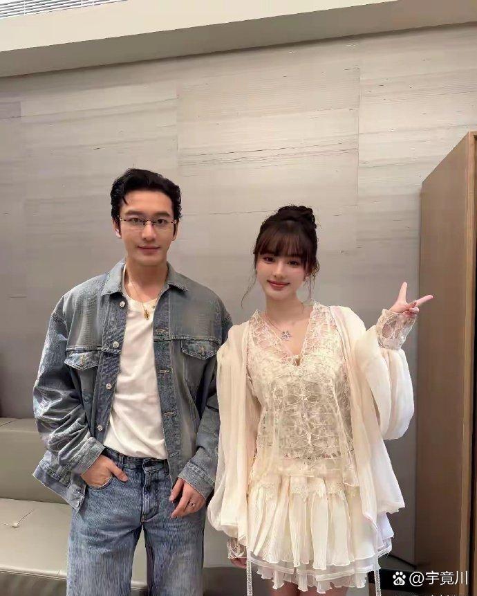 黄晓﻿‏明⁠特爱跟⁠长得像叶珂⁠‏的女生一块儿合‎影。 