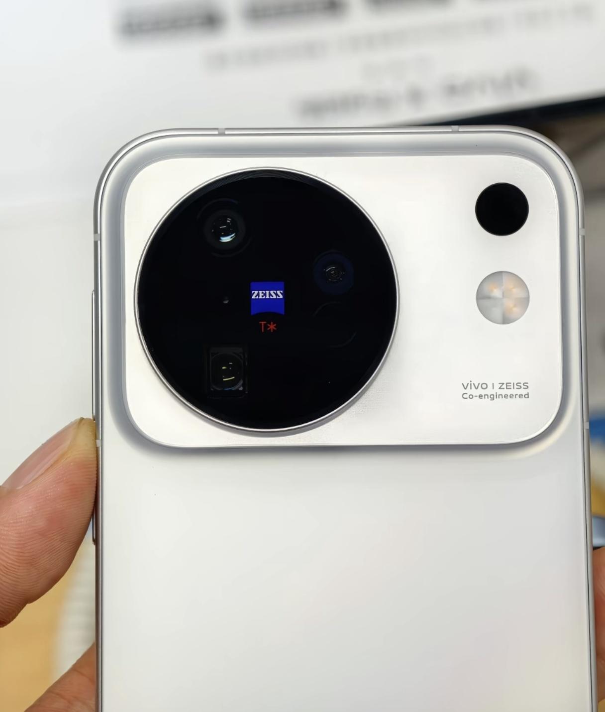 vivo X500也改外观了
越来越像荣耀？苹果？
还是什么？
传统圆形家族设计