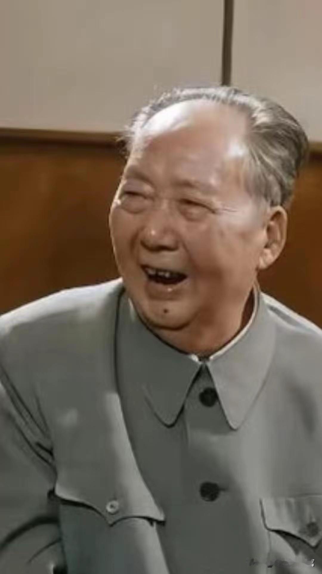 伟人面带爽朗笑容，慈容温和质朴。一身朴素的灰色中山装，尽显简朴本色。从容舒展的神