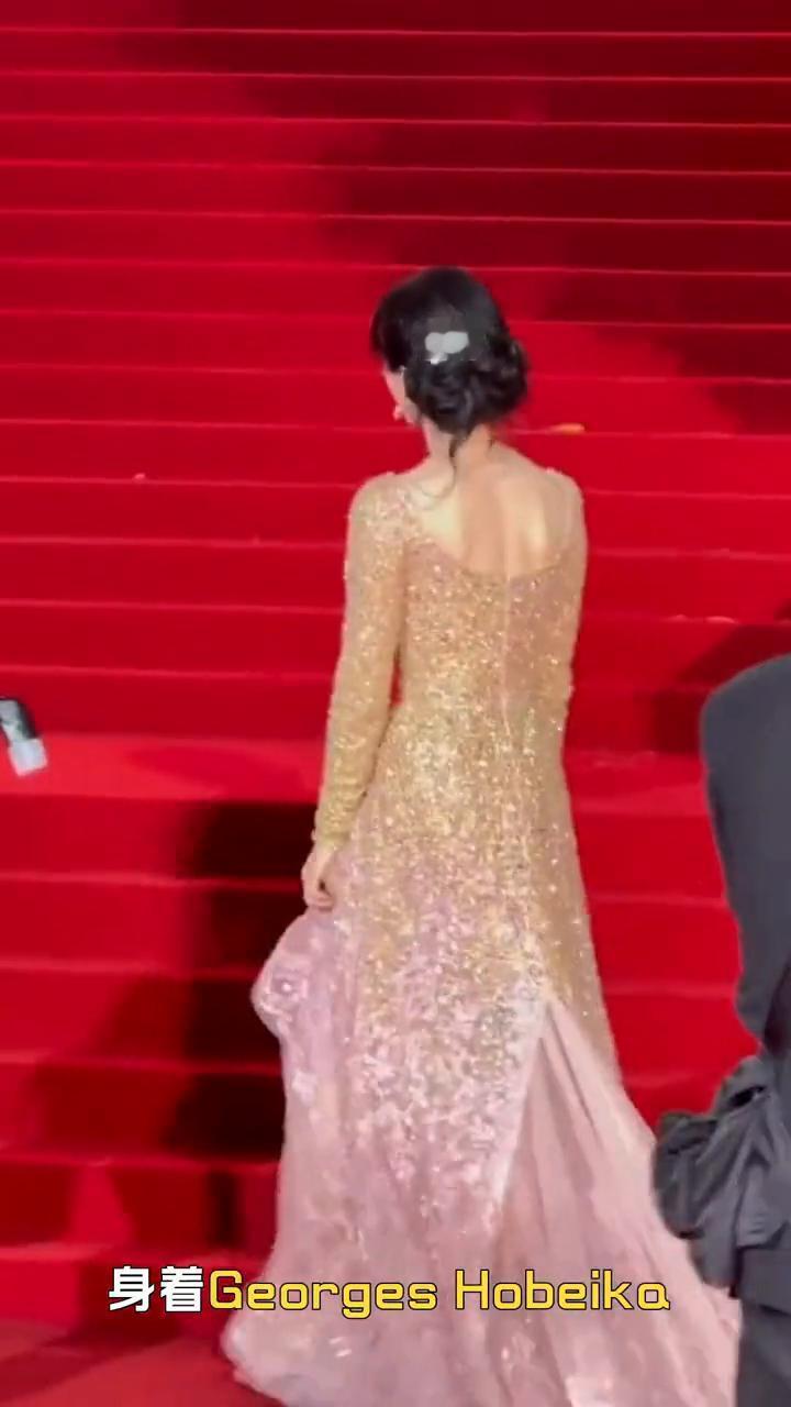 6月12日，刘诗诗COSMO盛典红毯压轴出场。身着Georges Hobeika