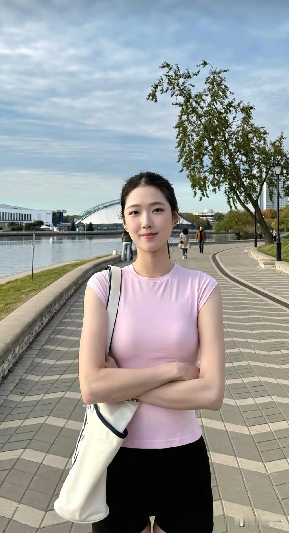 秋日漫步，粉衫黑裤，轻松自在。