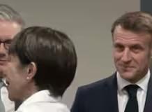 现场镜头捕捉到，高市早苗和意大利总理梅洛尼热络互动示好时，马克龙先是淡淡微笑并皱