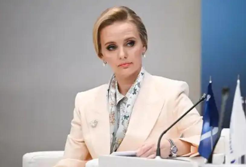 普京大女儿罕见亮相，气场全开。

说起俄罗斯总统普京，大家脑海里浮现的大多是那个