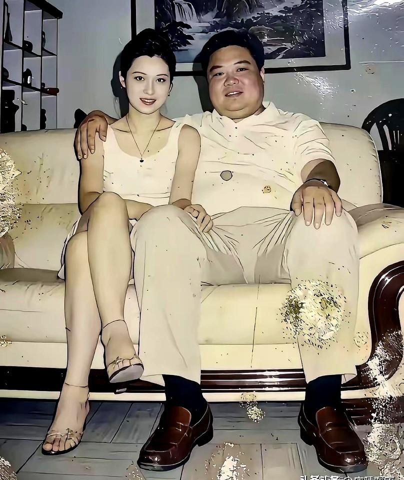 这张老照片一摆出来，很多人估计都会愣一下：这俩人站一块儿，画风差得也太大了吧？