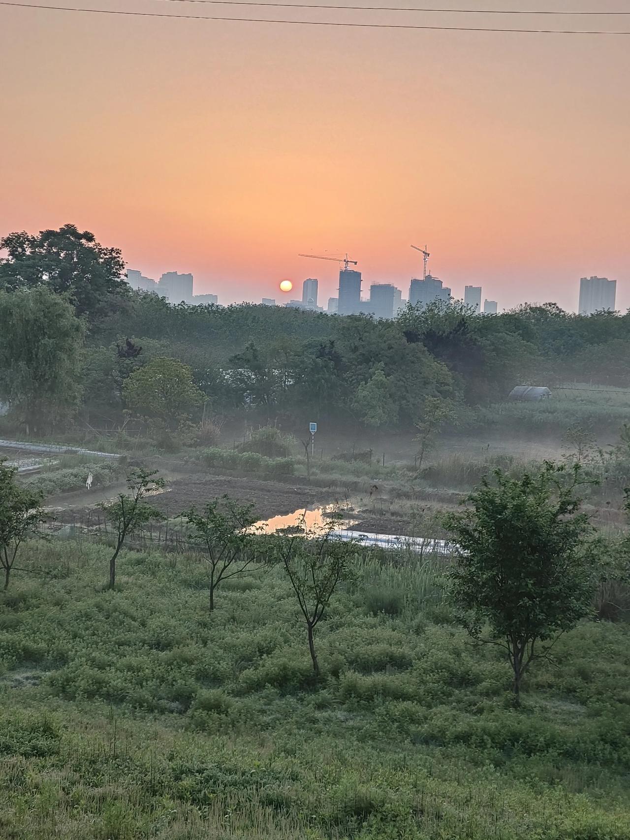 青弋江的早晨，红太阳刚刚升起的美景。