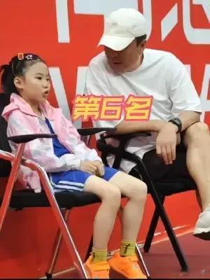笑笑打疯了！
在刚刚结束的“亲相见杯”首届中韩少儿乒乓球对抗赛中国赛区选拔赛上，
