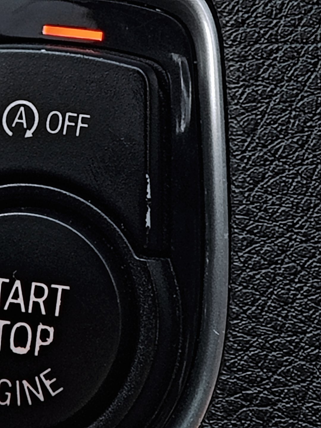 今天发现魏sir的老3系 自动启停按键有白点我以为是弄脏了，手去抠了一下发现白点