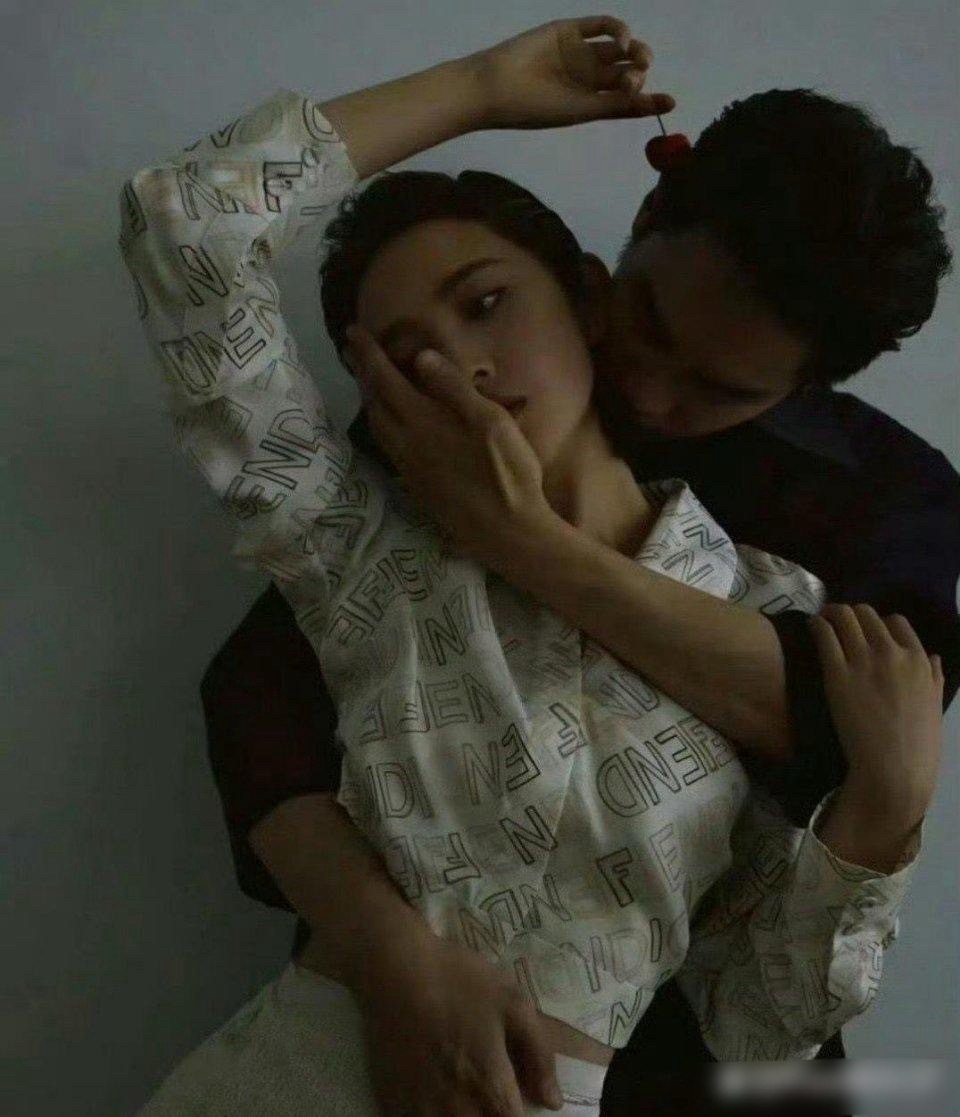 没想到，张若昀的手好大，唐艺昕的腰好细，这夫妻俩绝了！ 