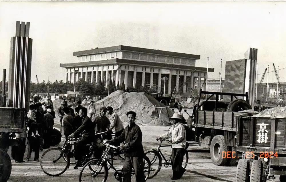 1977年
正在建设中的毛主席纪念堂，照片上显示毛主席纪念堂即将建设完成。