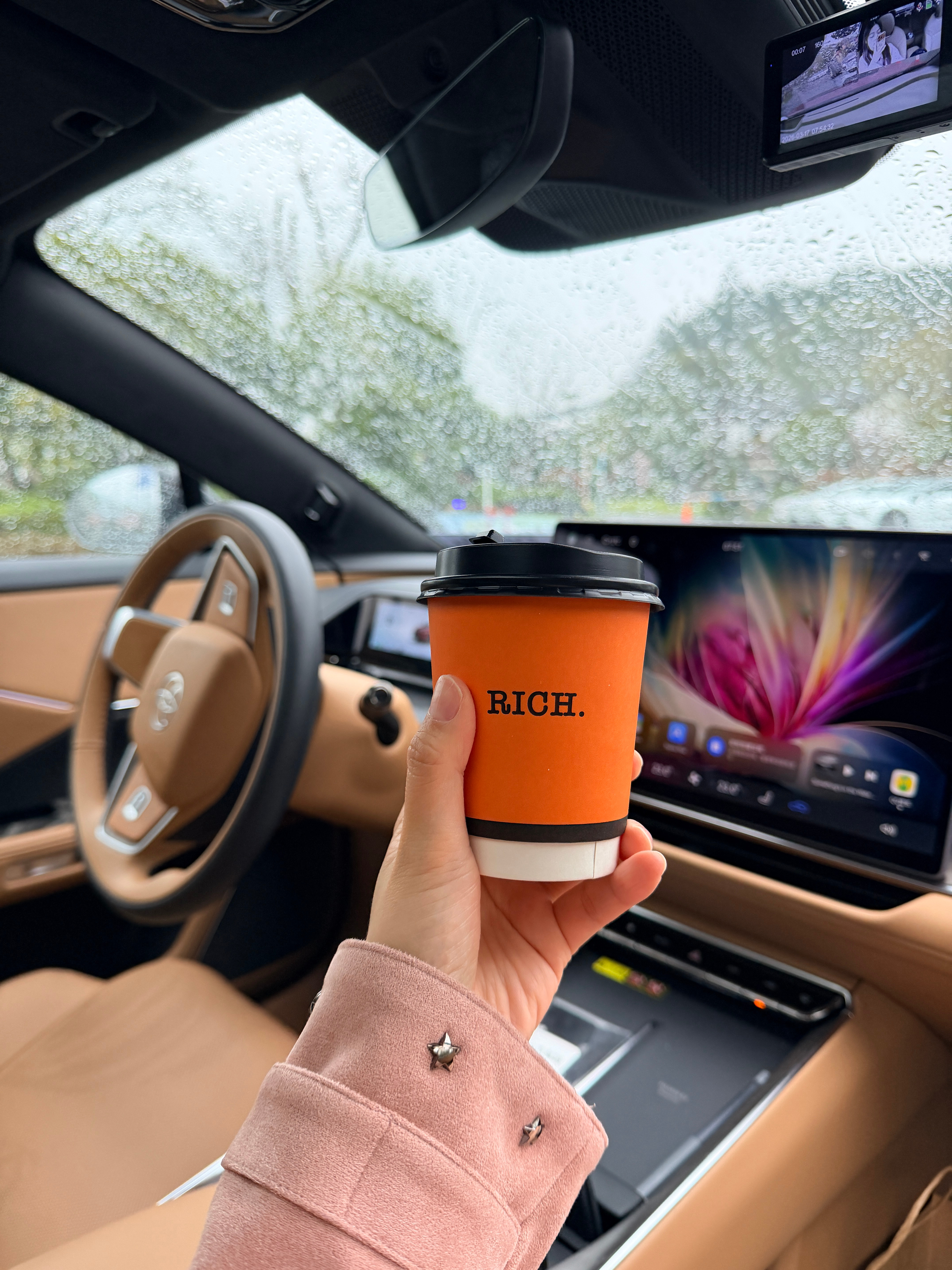 给同事带了杯咖啡让他也试试看苦不苦hhh 