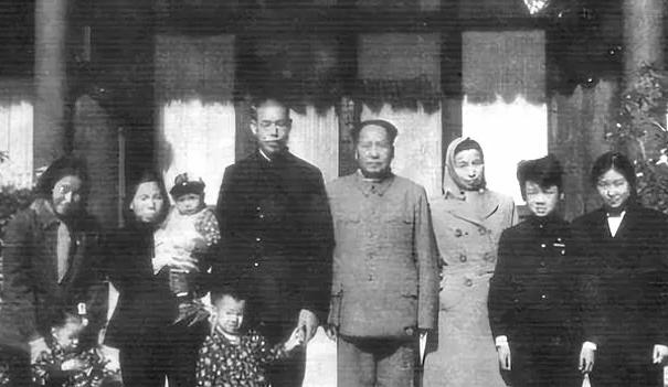 1951年，毛主席从稿费中拨出300元，寄给在东北的毛泽青，还附带狐皮大衣和瑞士