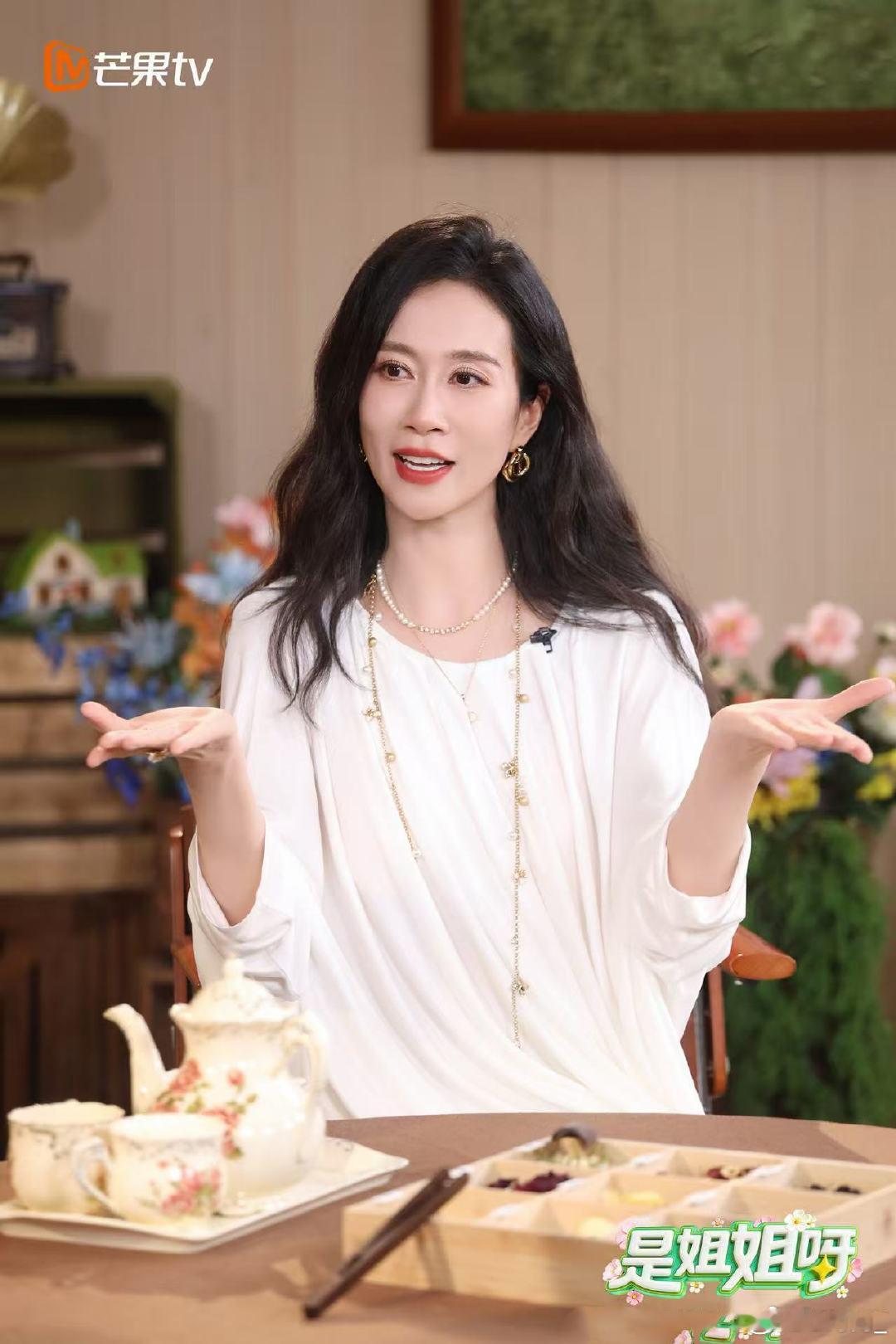 温峥嵘腹肌温峥嵘身材浪姐四公妆造图每次温峥嵘穿搭稍稍露出腰腹，隐约浮现的腹肌轮廓