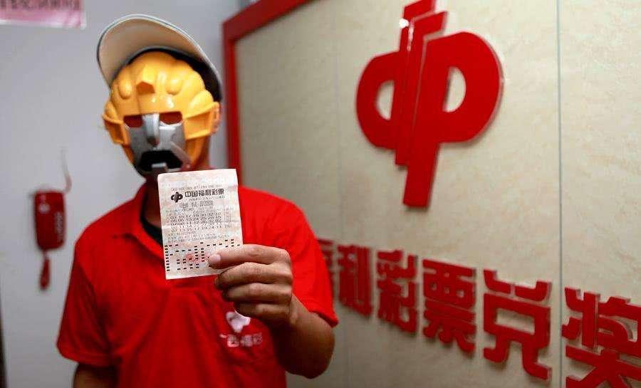男子捡到旧彩票号码守号投注，喜中五千四百多万大奖，低调现身完成兑奖。



电梯