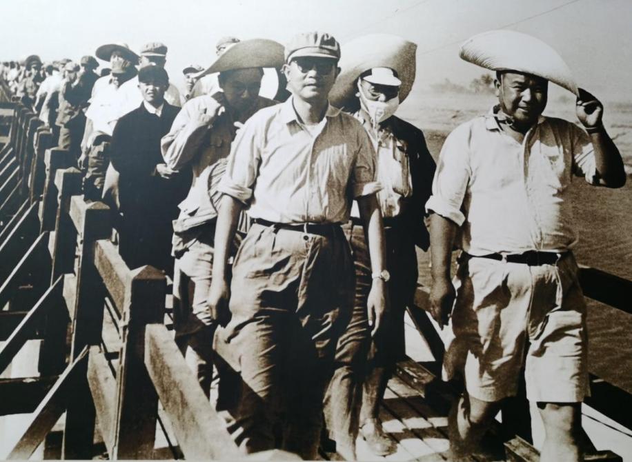1954年7月，湖北省委书记李先念视察荆江分洪工地，指导抗洪抢险工作。从1949