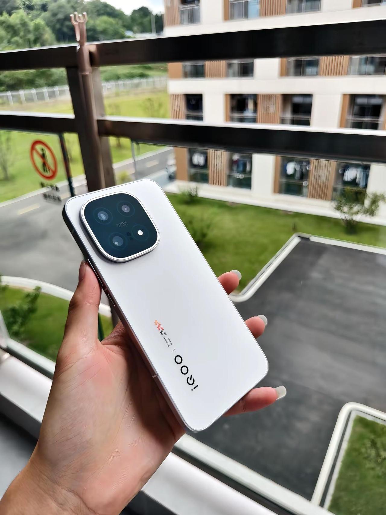 iqoo15的遗憾也许是影像不如iqoo12不然肯定是最强水桶旗舰了拍照 iqo