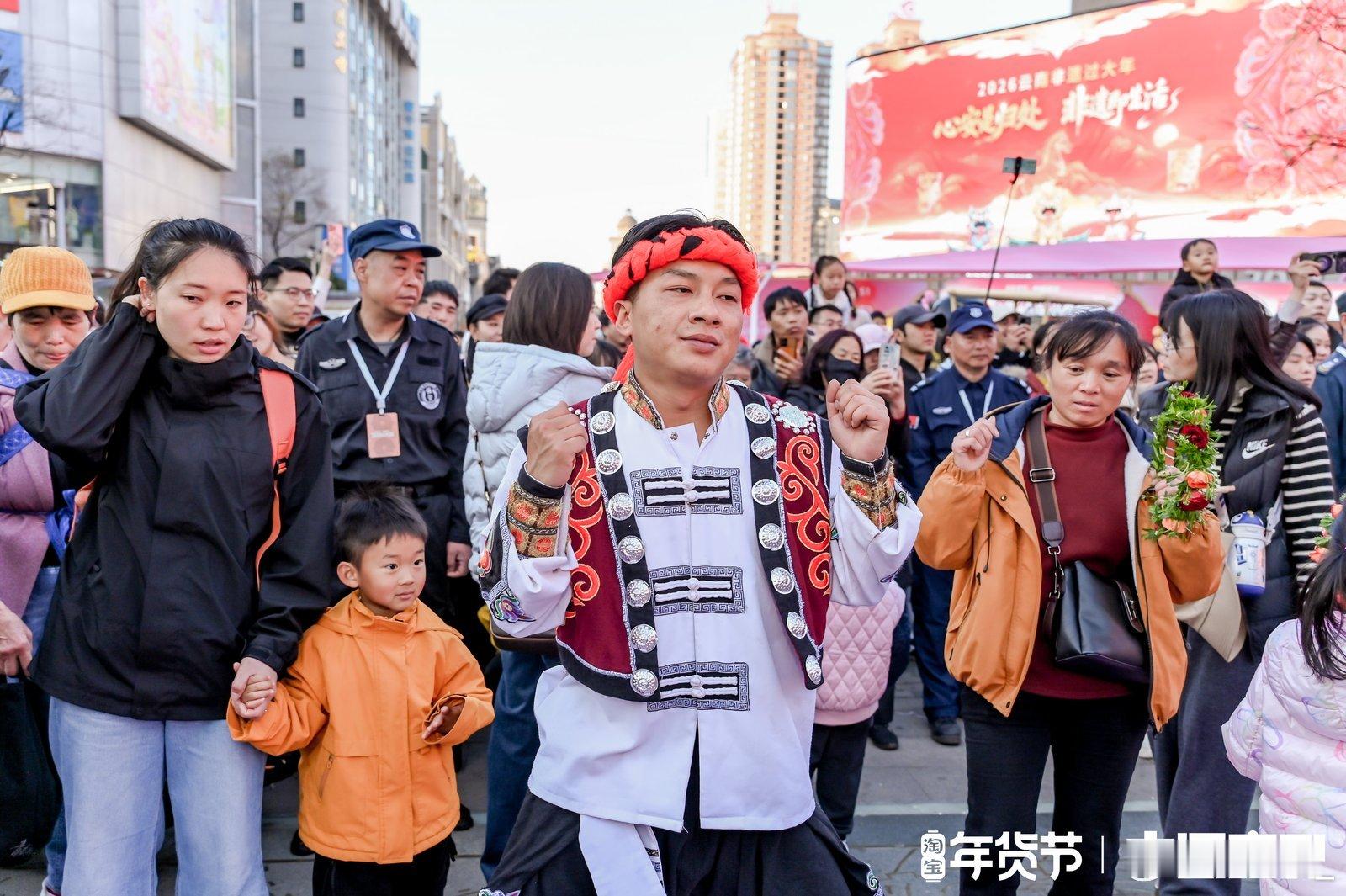 来昆明赶花集感受地道的打跳风情在淘宝年货节昆明游园会沉浸式体验云南年味，传统打跳