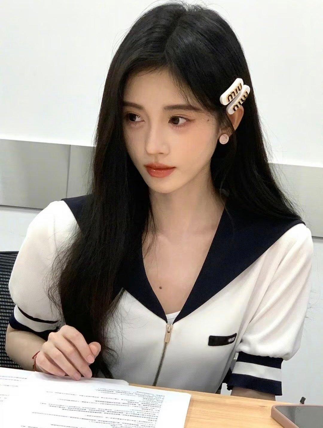 张/元/英×鞠/婧/祎“你就是新转来的？”“嗯……你好” 