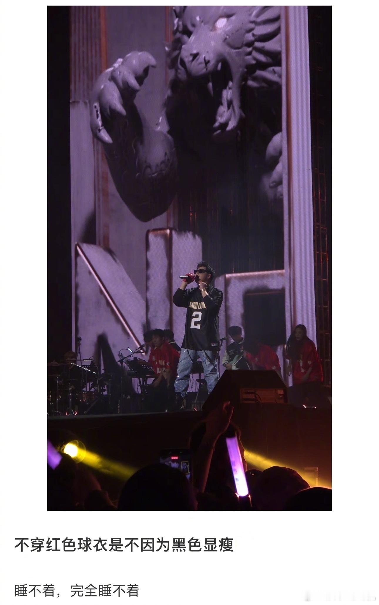 潘玮柏心眼全用我们身上了 舞台设计处处都是小心思，巨型机械手、步步高升机还有新年