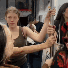 一名智利女游客在欧洲的地铁上难以忍受车厢中刺鼻的味道。
评论区的人人们开始相互指