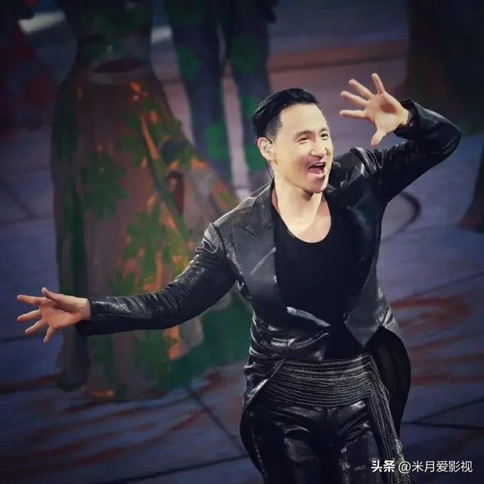 2003年，张国荣纵身一跃，香港娱乐圈的半边天塌了。

葬礼之上，张学友哭到失声