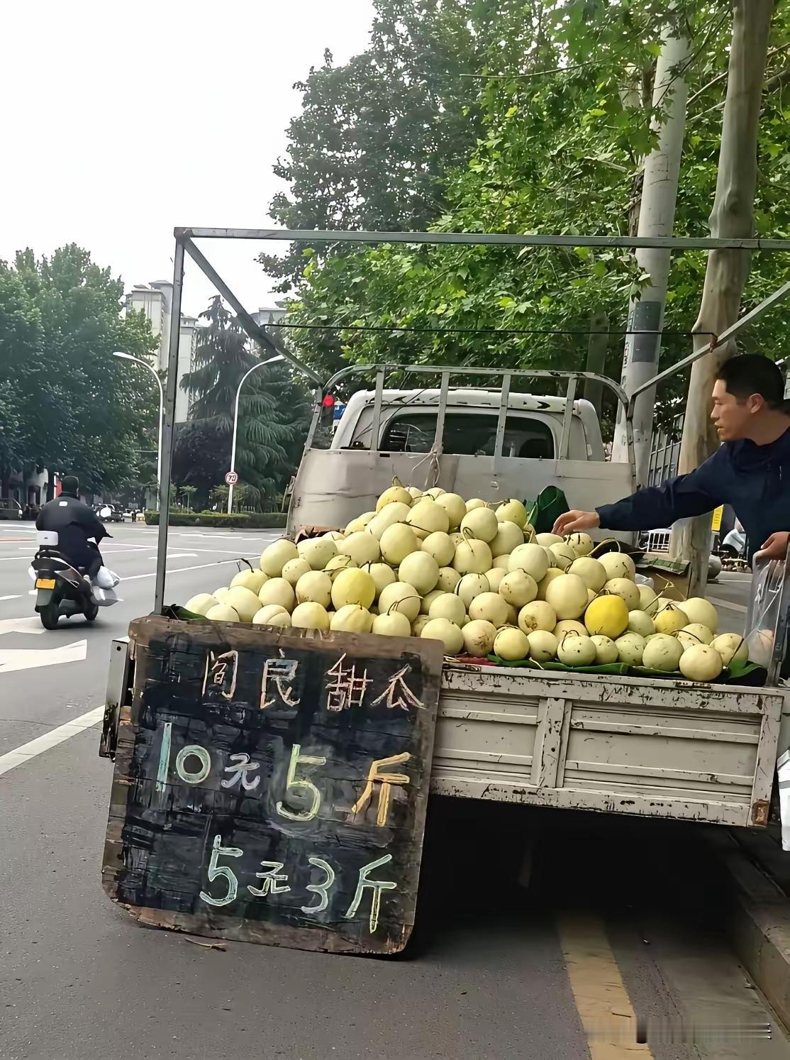 聪明的卖瓜人

一个男子拉了一车甜瓜，停在路边卖，车傍边放了一个牌子，牌子上写着