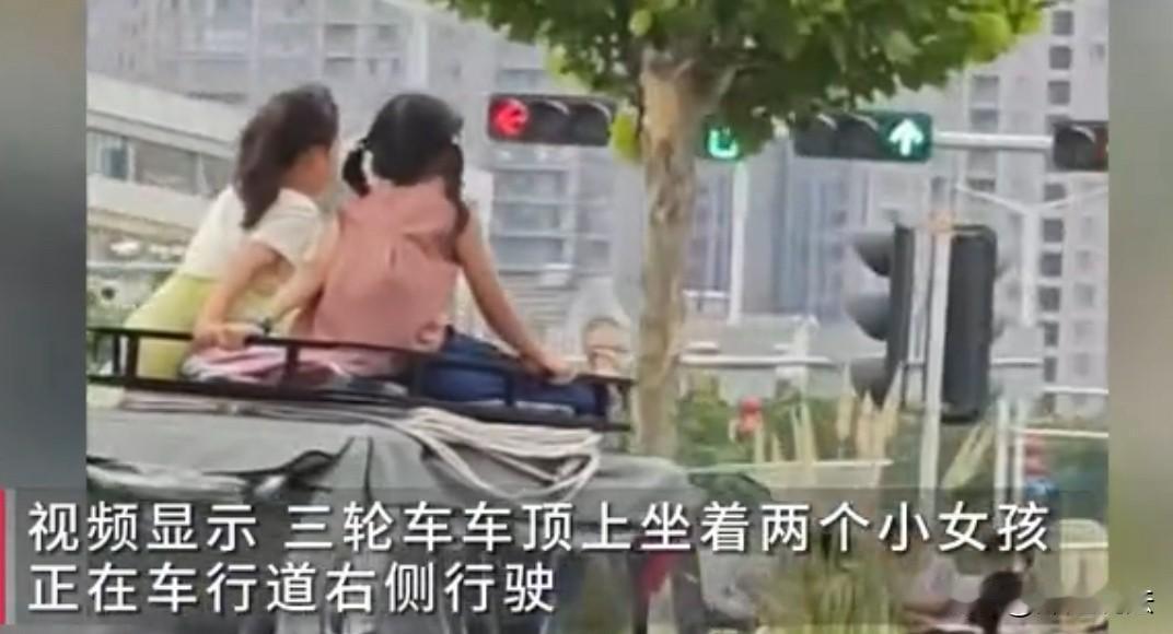 湖北孝感，一女子驾驶老头乐，在路上疾驰，速度不亚于经过的四轮轿车。离谱的是！一抬